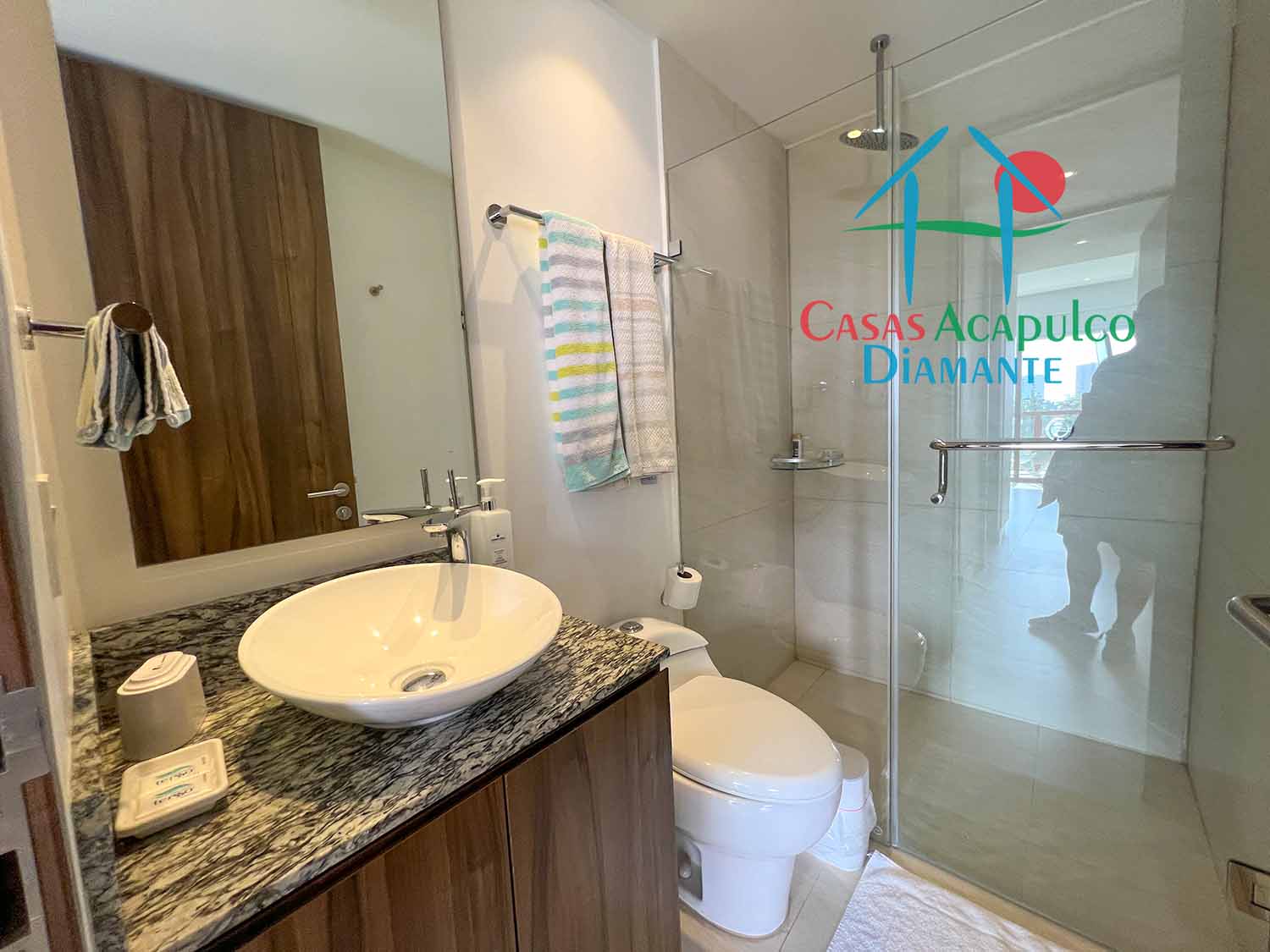 La Isla Fiji T5 - Baño completo para estancia y recámara dos 1
